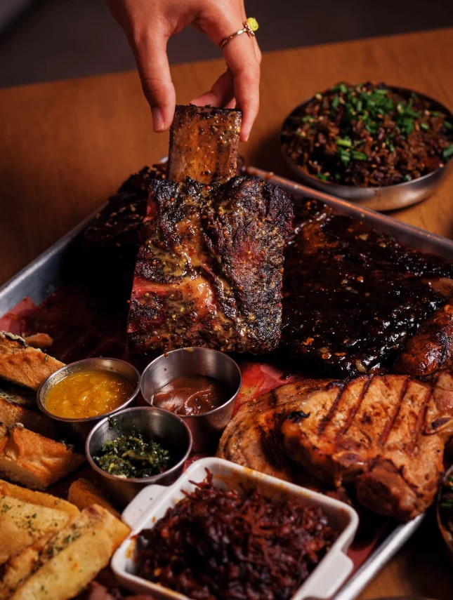 Una mesa con mucho fuego