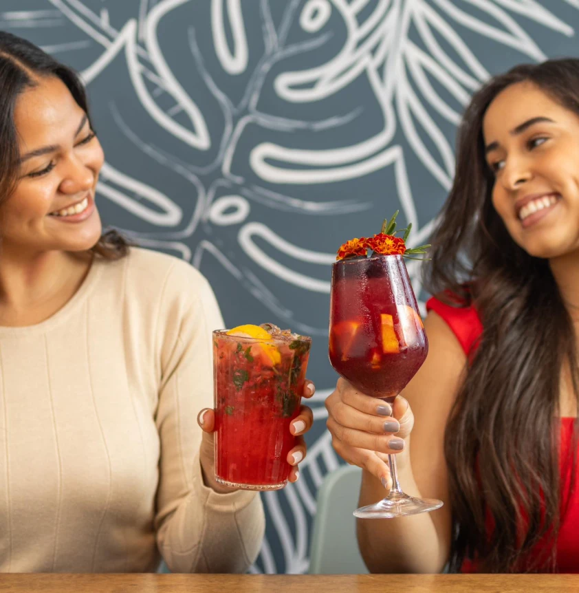 Amigas compartiendo en La Costilla de Adán