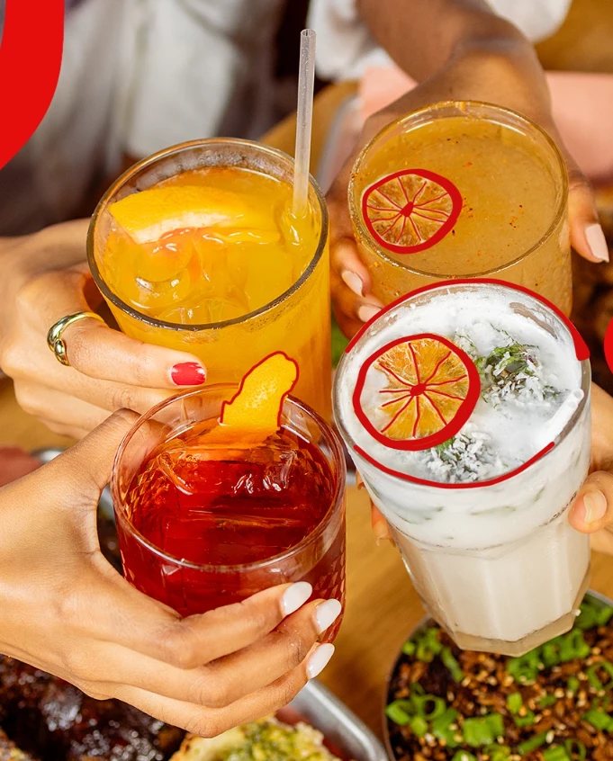 Brindis con bebidas de la casa